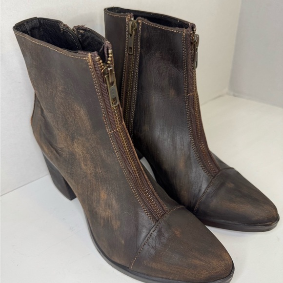 Alcala’s  distressed brown leather boots size 8 1/2. - Picture 2 of 14